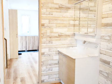 ナチュラルテイストで心地よい空間に！洗面所リフォーム事例