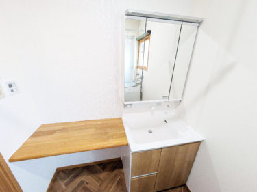 冬も夏も快適！収納充実の洗面台と暖房機で心地よい空間に